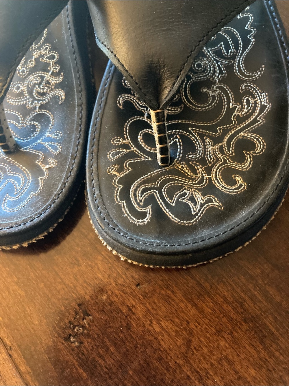 OluKai Black Leather Embroidered Toe-Post Sandals Size 6 - Picture 8 of 12
